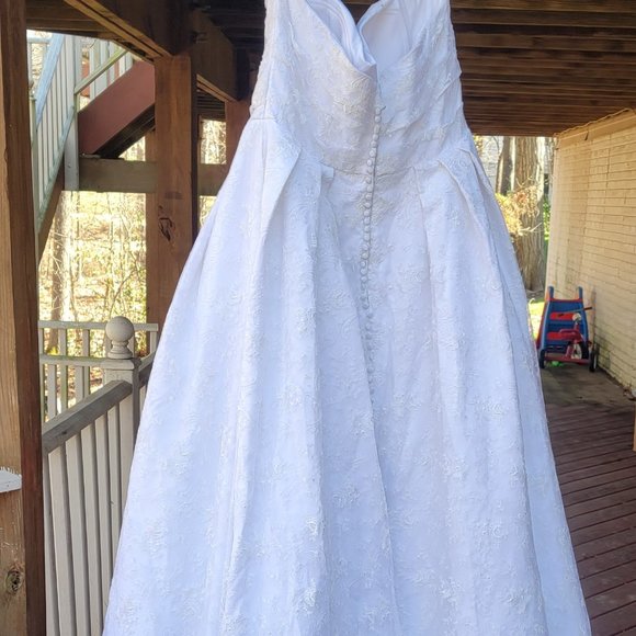 Strapless Lace Ballgown with POCKETS!!! - Picture 2 of 10